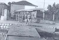 Seniorski osmerac veslacica pri izlasku na vodu 1955.